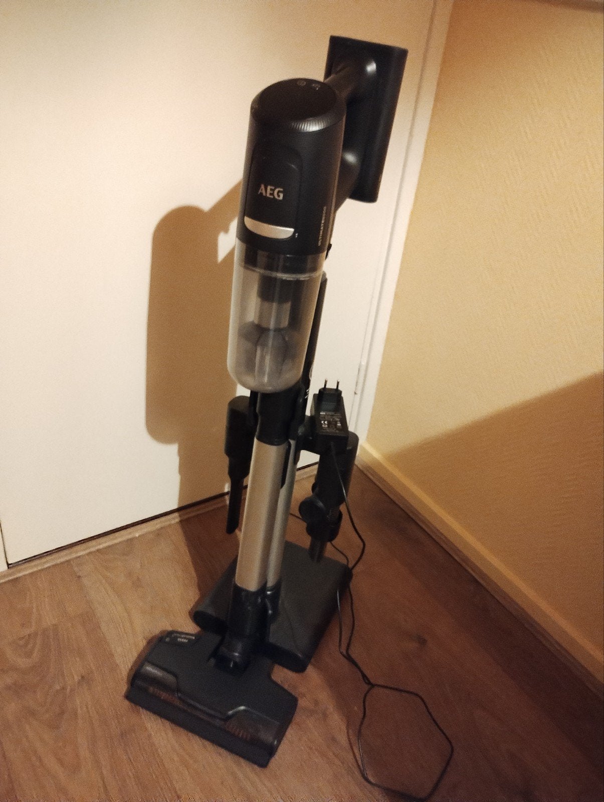 AEG AP81UB25GG 8000 Ultimate Steelstofzuiger, Witgoed en Apparatuur, Stofzuigers, Ophalen, Regelbare zuigkracht, Zo goed als nieuw