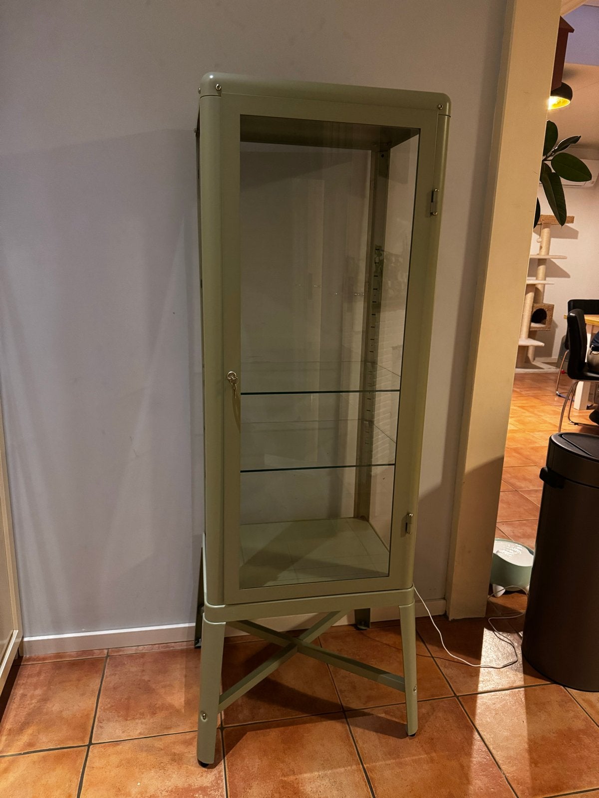 IKEA FABRIKÖR vitrinekast - Lichtgroen/beige, Ophalen, Gebruikt, 50 tot 100 cm, Metaal