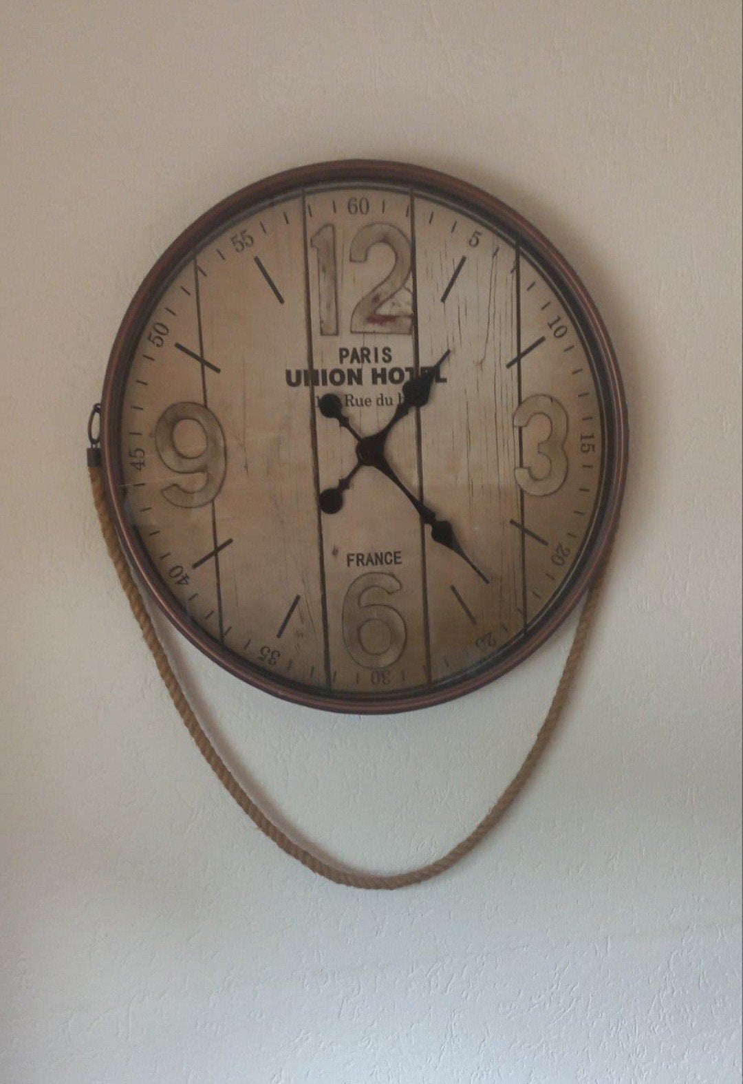 Mooie wandklok met touw - Vintage stijl, Huis en Inrichting, Ophalen, Wandklok, Analoog, Zo goed als nieuw