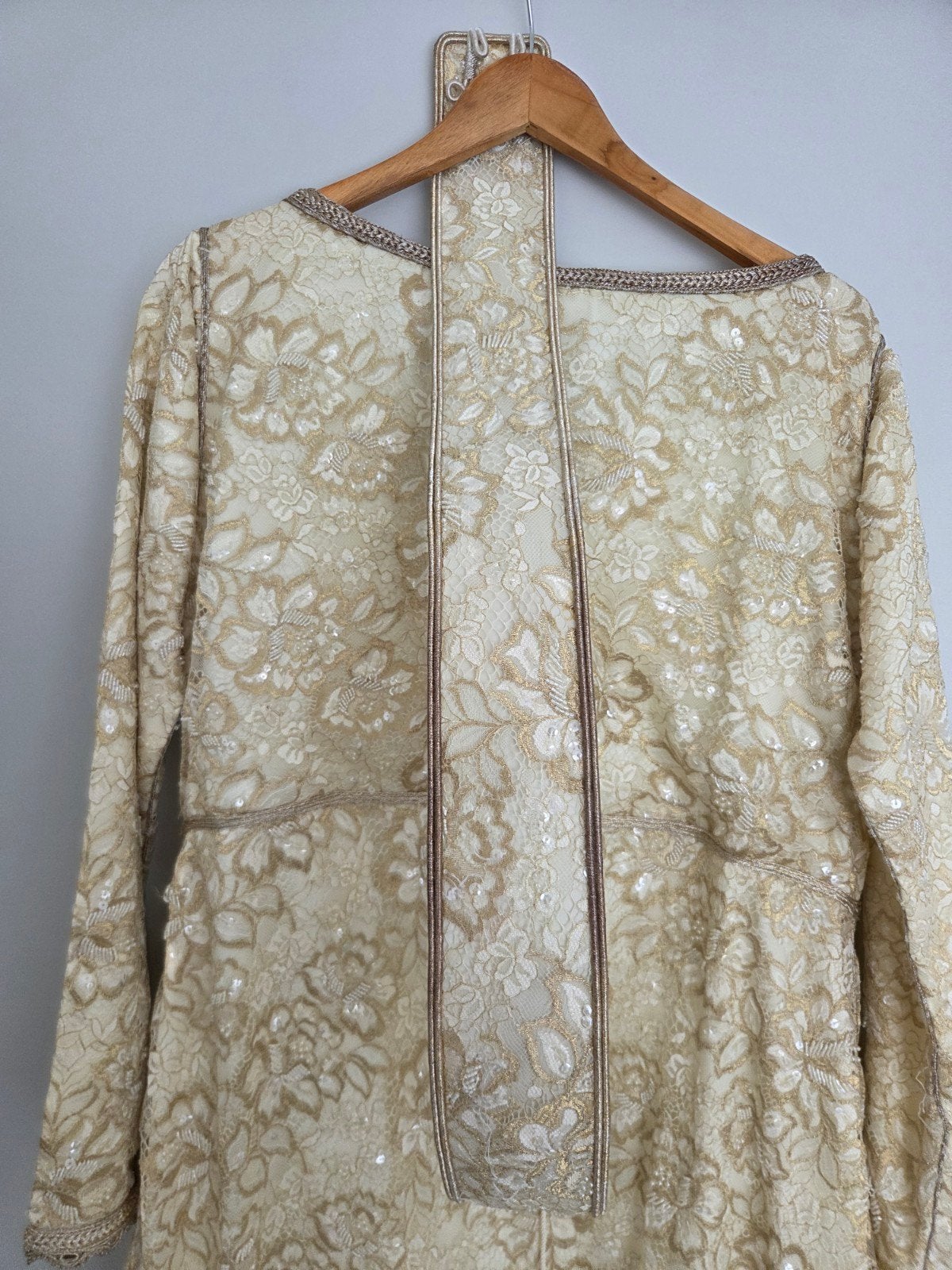 Prachtige Galajurk/Caftan - Roze met Goud Borduurwerk, Kleding | Dames, Maat 38/40 (M), Ophalen of Verzenden, Roze, Onder de knie