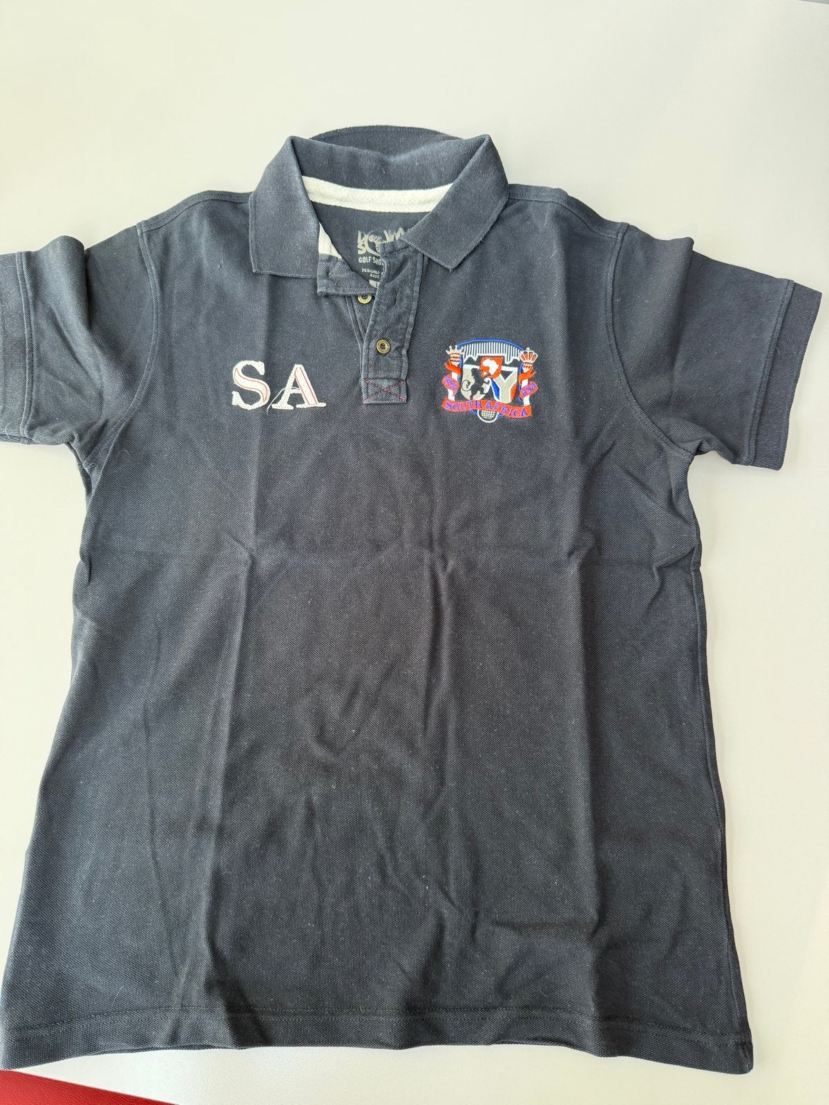 Zwart poloshirt met 'SA' en embleem - Maat L, Ophalen of Verzenden, Gedragen, Maat 52/54 (L), Zwart