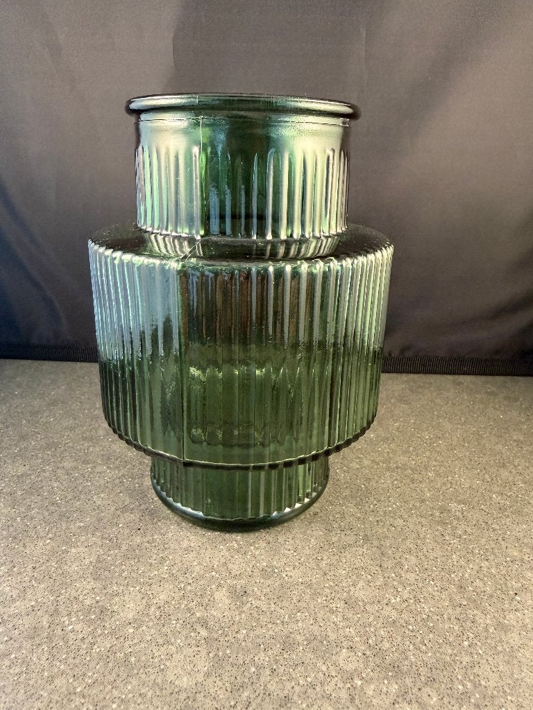 Groene glazen vaas met ribbels - model Karakum / Steps-vaas, Met patroon/structuur, Groen, 15 cm, Ophalen of Verzenden