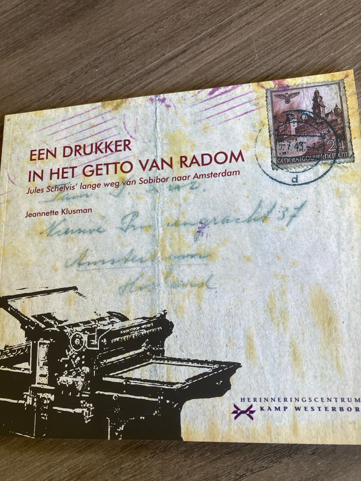 Een Drukker in het Ghetto van Radom - Jules Schelvis, Boeken, Verzenden, Tweede Wereldoorlog, Zo goed als nieuw, Overige onderwerpen