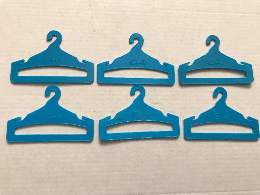 6 x Kledinghanger Hanger Kleding Pop Sindy, Ophalen of Verzenden, Gebruikt, Babypop