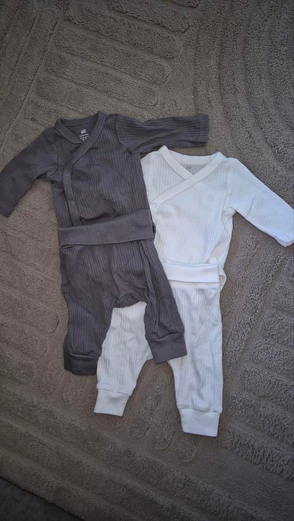H&M 2-delige set: geribbelde overslagromper en broekje, Kinderen en Baby's, Babykleding | Maat 50, Ophalen of Verzenden, Zo goed als nieuw
