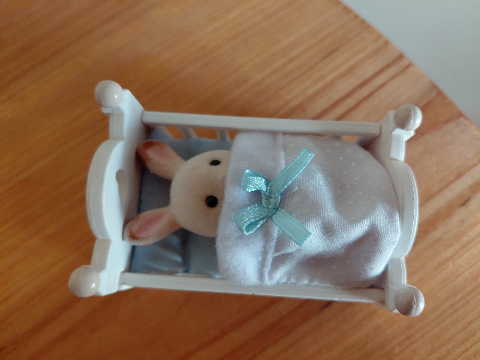 Sylvanian Families babybed met laatjes/babykonijn compleet, Ophalen of Verzenden, Gebruikt, Poppenhuis