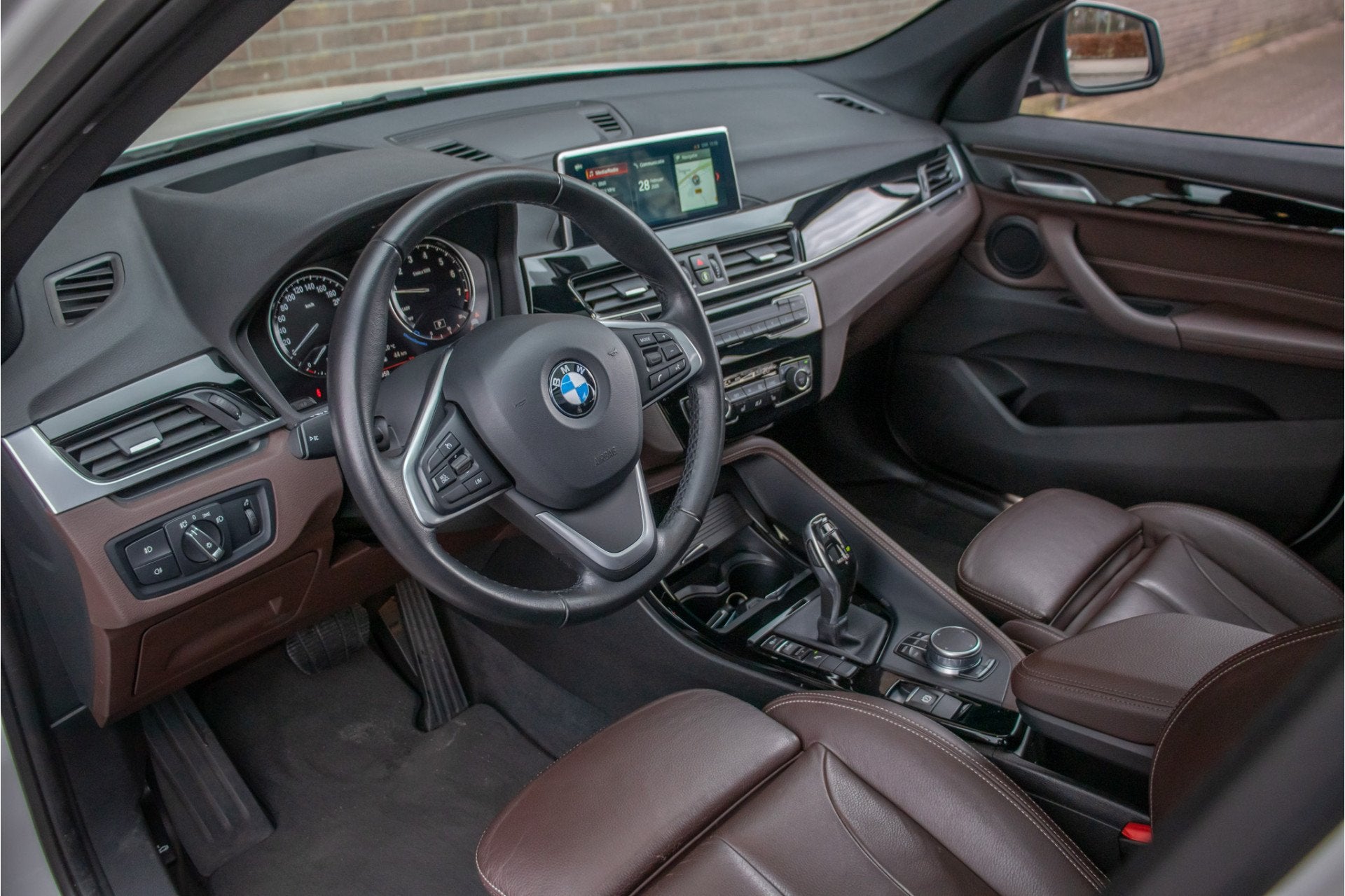 BMW X1 sDrive20i High Executive, 63.000km NAP, Sport Line, P, Auto's, 1998 cc, Euro 6, Wit, 1455 kg