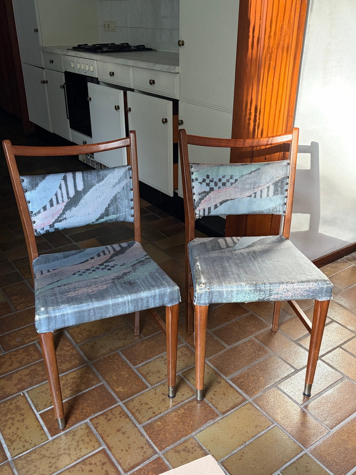 Set van 2 zweedse vintage stoelen met unieke bekleding, Ophalen