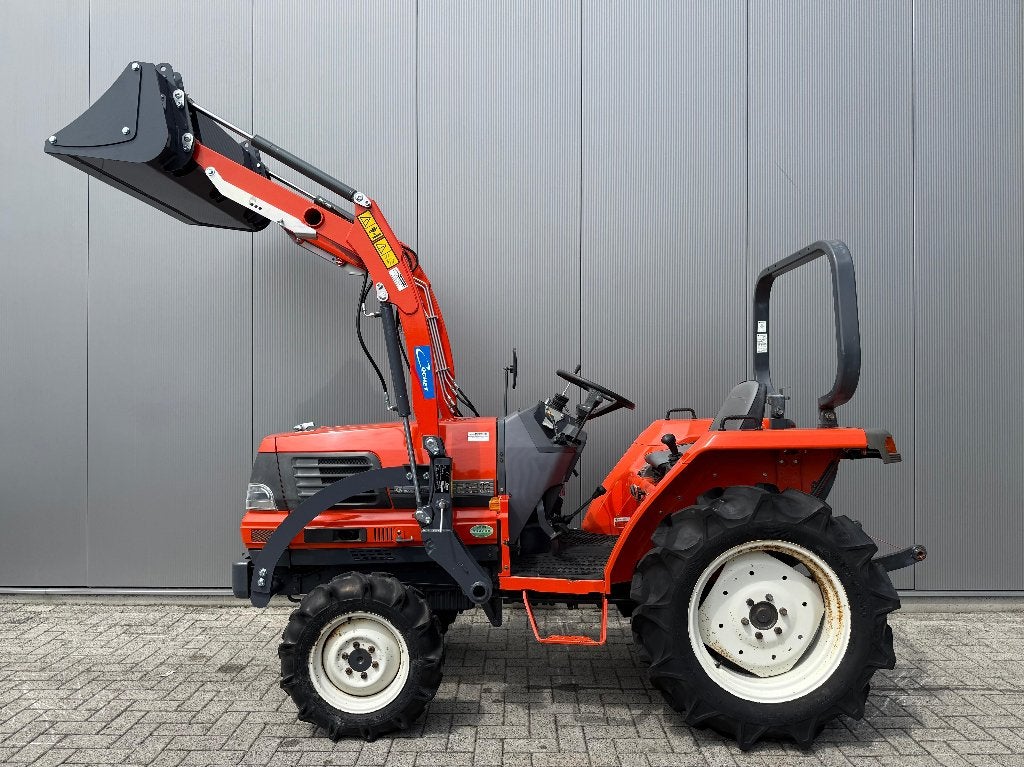Kubota GL220D minitrekker met voorlader - 26PK - 4WD - 500hr, Zakelijke goederen, Agrarisch | Tractoren, Gebruikt, Tot 2500, Tot 80 Pk