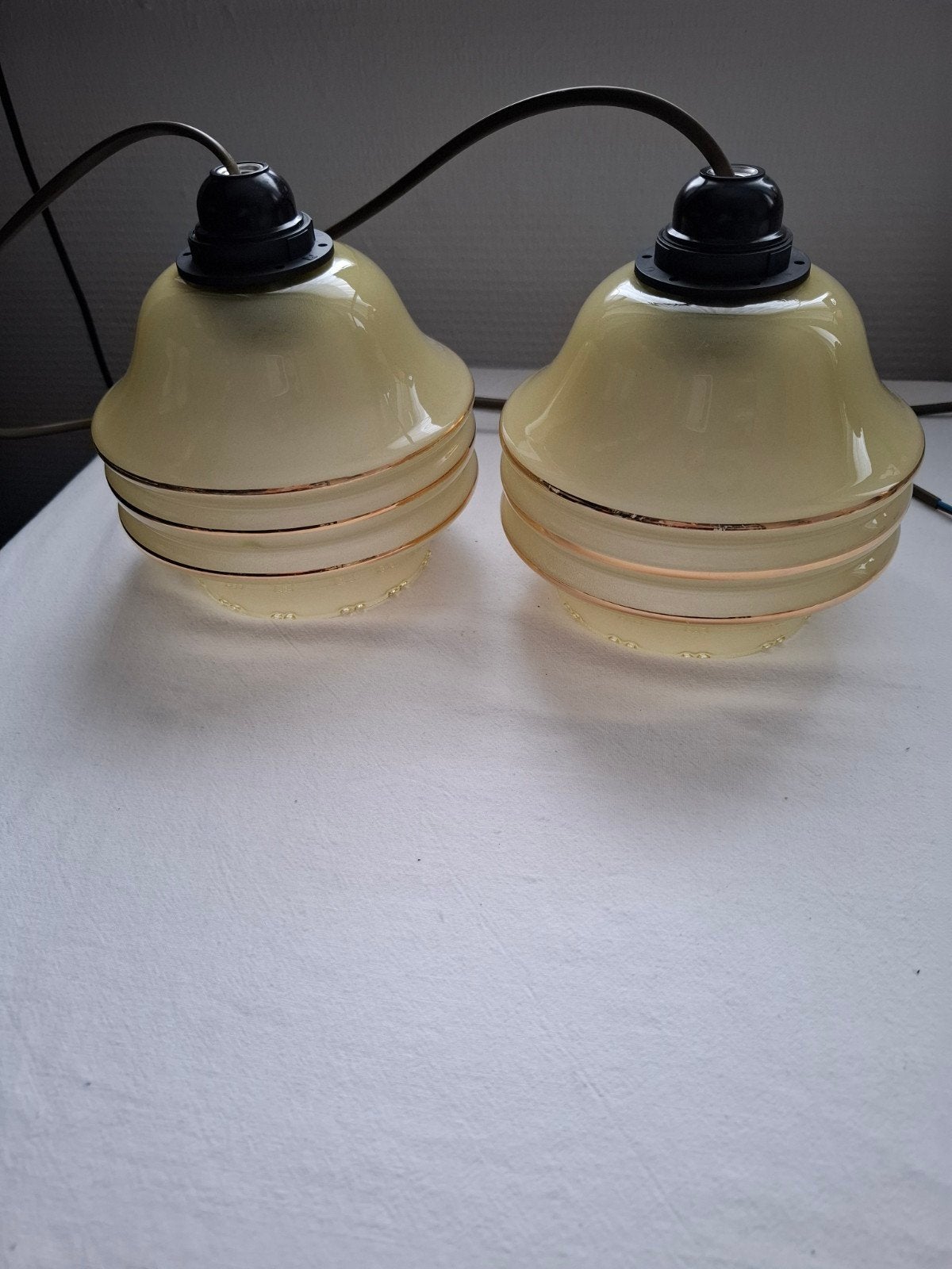 2 oude glazen hanglampen, Huis en Inrichting, Lampen | Hanglampen, Ophalen of Verzenden, Gebruikt, Glas, E27 (groot)
