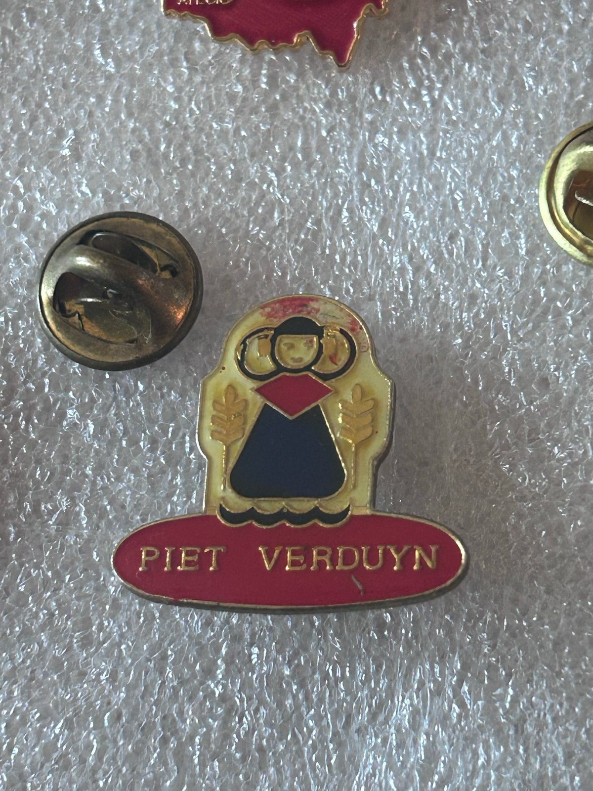 Vintage Piet Verduyn pin - Traditionele Klederdracht, Verzamelen, Ophalen of Verzenden, Gebruikt, Figuurtje, Speldje of Pin