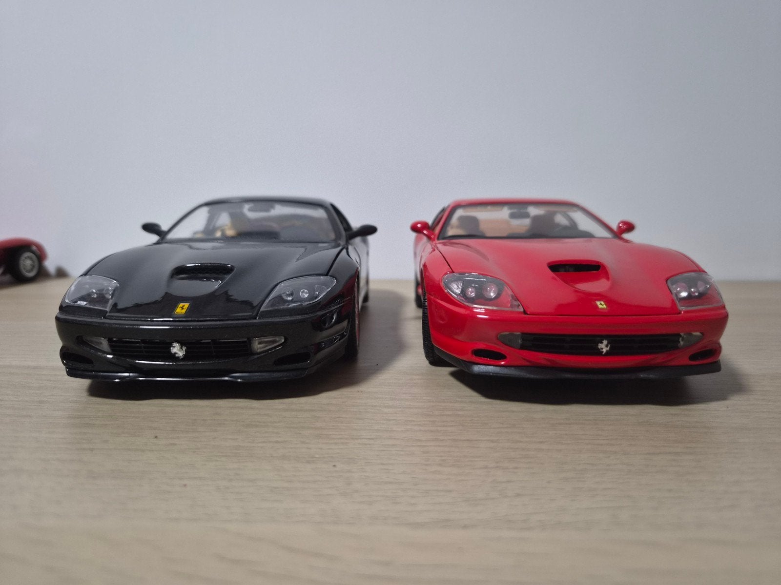 Ferrari 550 Maranello (zwart en rood) 1:18, Ophalen of Verzenden, Nieuw, Auto, Bburago