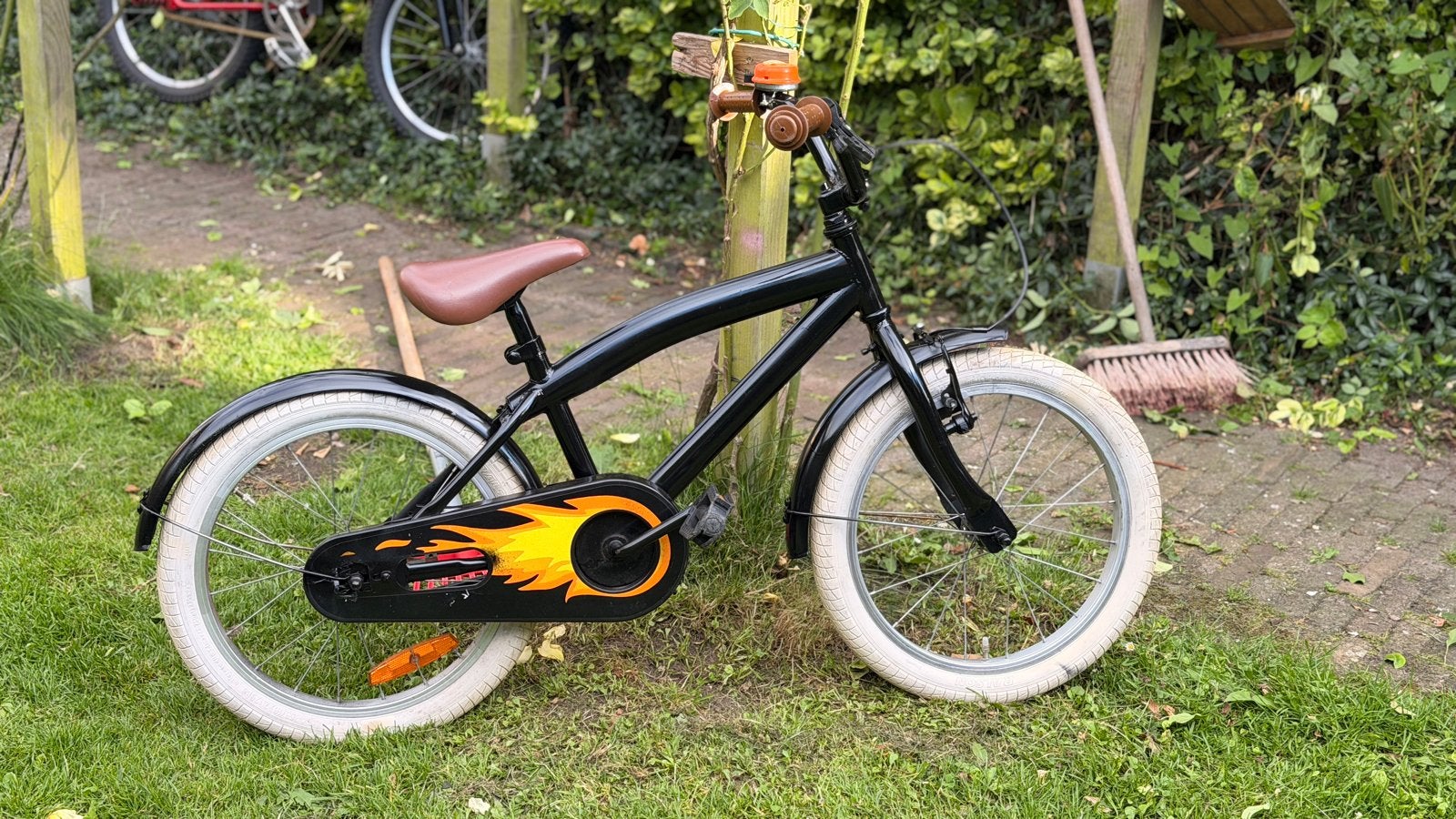Sjoef 18 inch kinderfiets - Zwart met vlammen, Fietsen en Brommers, Fietsen | Kinderfietsjes, Ophalen, Gebruikt, Velgrem, 16 tot 20 inch