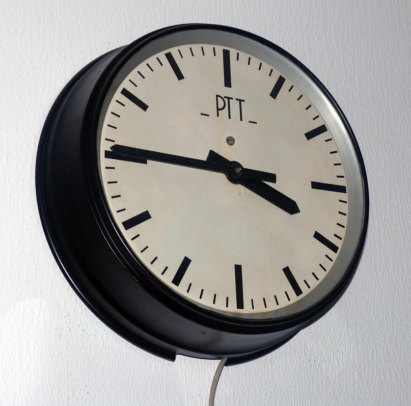 Originele PTT Klok, kan ook buiten hangen?? Mat zwart, Ophalen of Verzenden, Gebruikt, Analoog, Wandklok