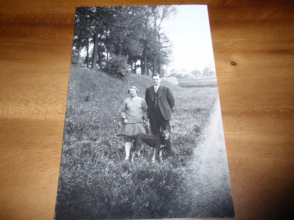 Fotokaart Omgeving Willemstad 2 personen en een hond, Verzenden, 1940 tot 1960, Ongelopen, Noord-Brabant
