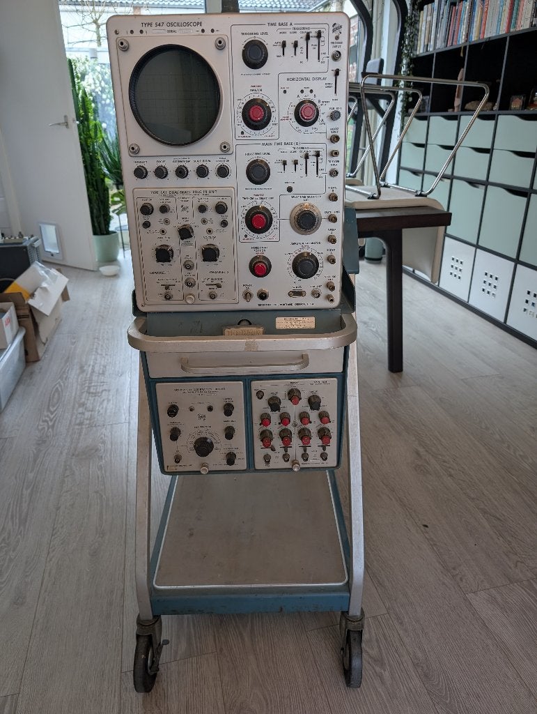 Tektronix 547 oscilloscoop met kar en plugins, Ophalen, Gebruikt, Elektriciteit
