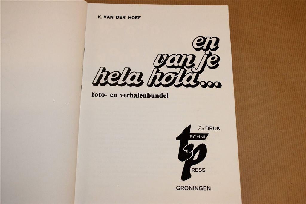 En van je Hela Hola... — Gesigneerd Foto- & Verhalenboek, Ophalen of Verzenden, Gelezen