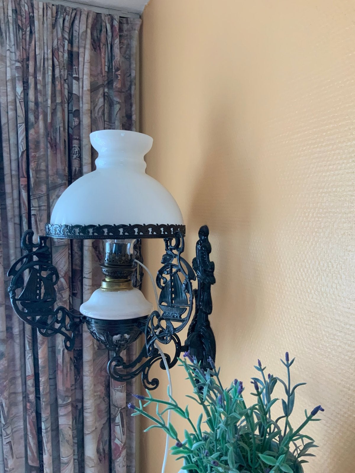 Gezocht: Muurbeugel voor olielamp (zoals op foto), Antiek en Kunst, Ophalen