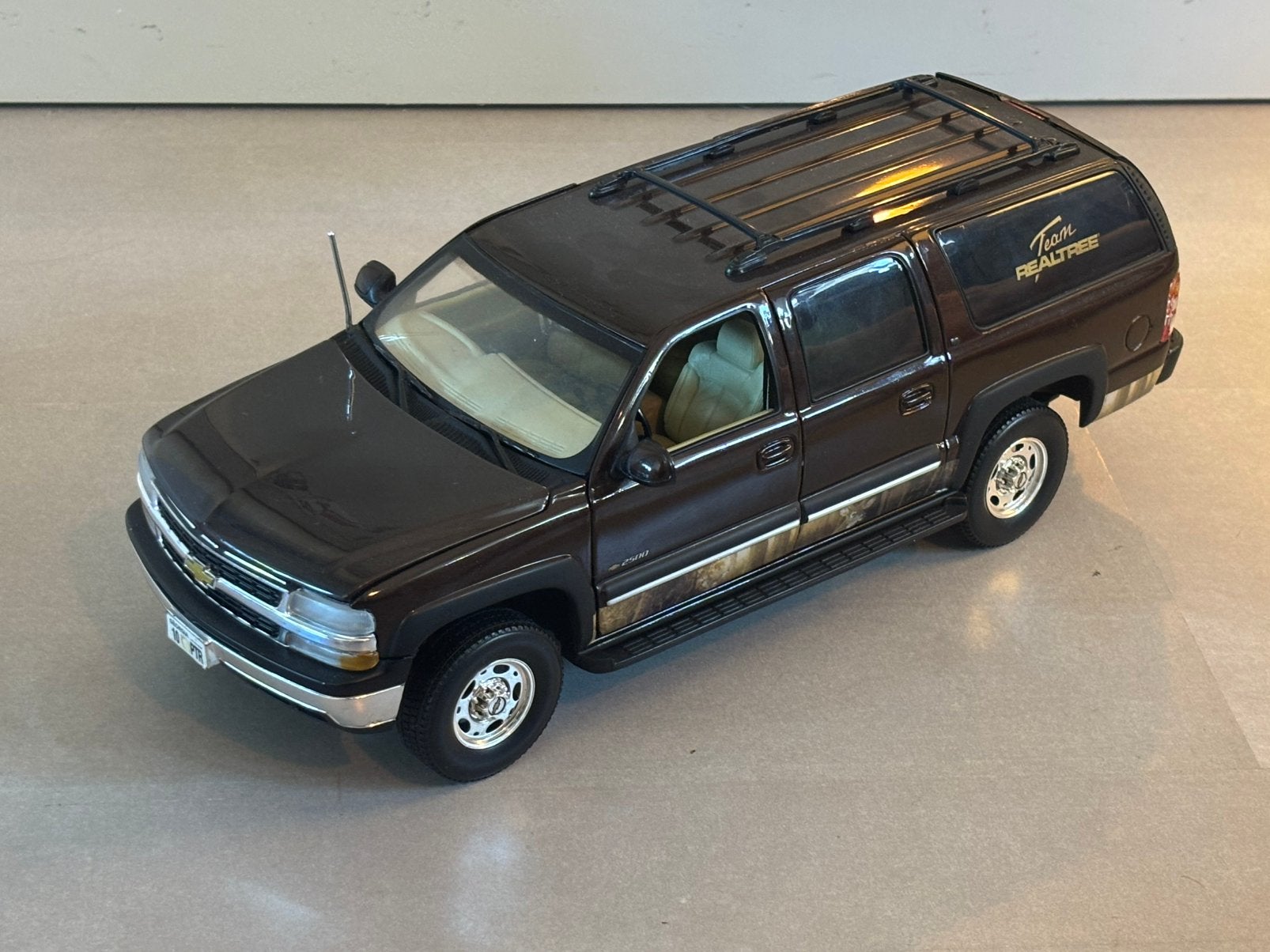ERTL Chevrolet Suburban 1:18, Ophalen of Verzenden, Zo goed als nieuw, ERTL