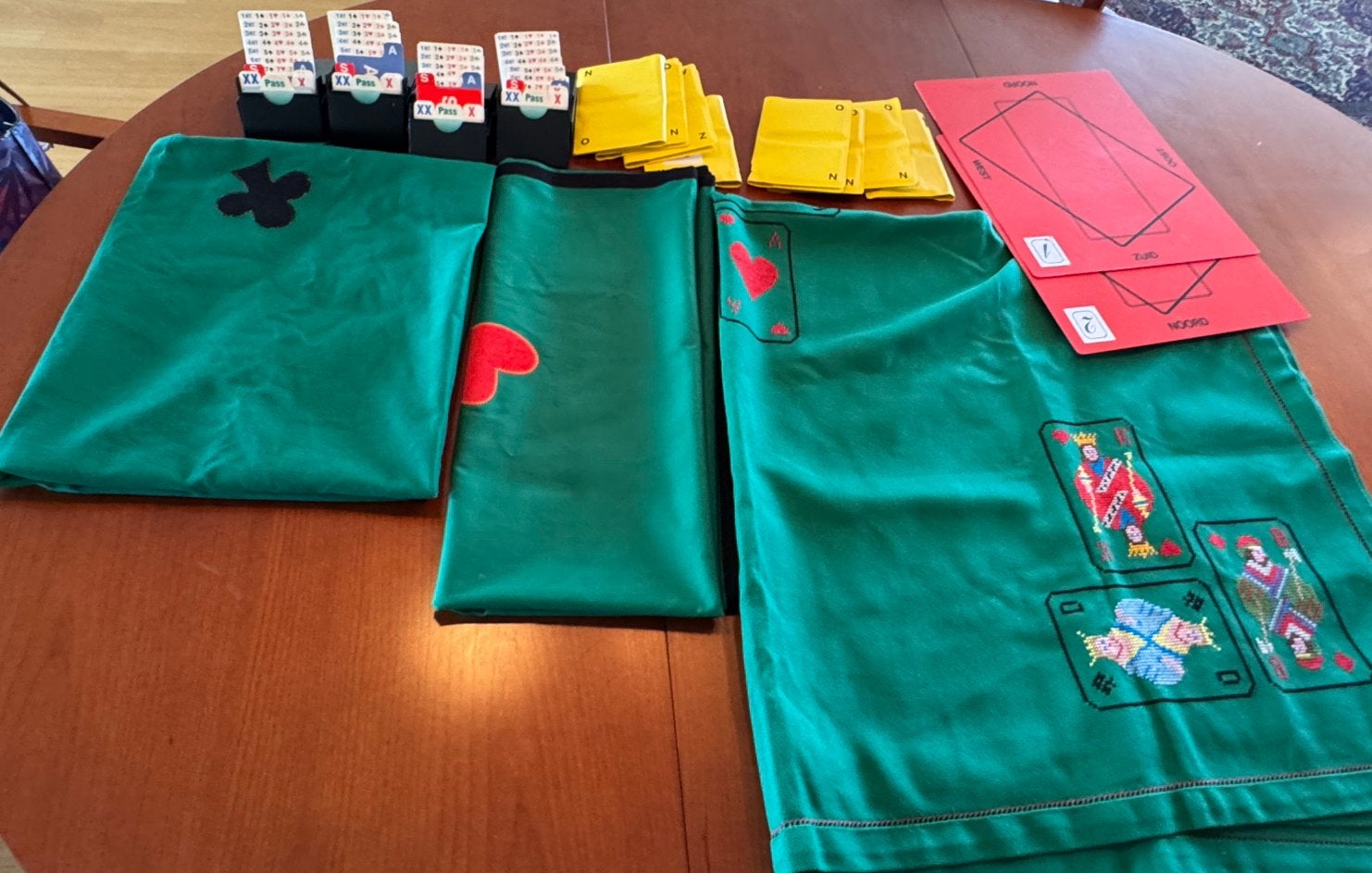 Twee Bridge sets: speelkleden, biedboxen en meer, Vijf spelers of meer, Ophalen, Gebruikt