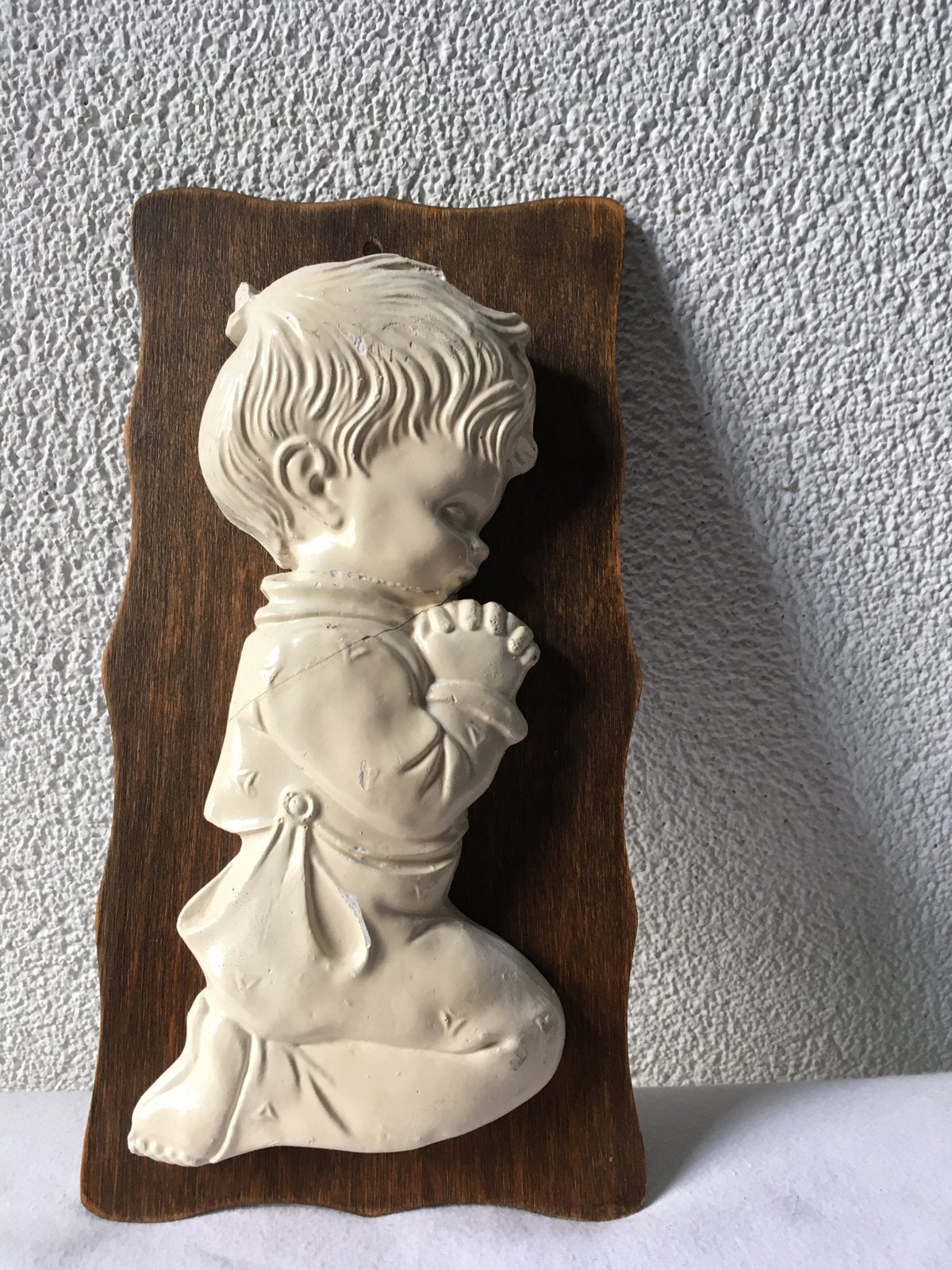 Vintage houten wanddecoratie biddend jongetje., Antiek en Kunst, Antiek | Religie, Ophalen of Verzenden