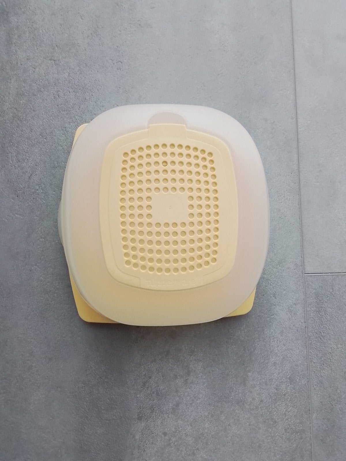 Gele Tupperware kaasdoos deze is wat kleiner dan de blauwe., Ophalen of Verzenden, Gebruikt, Geel, Overige typen