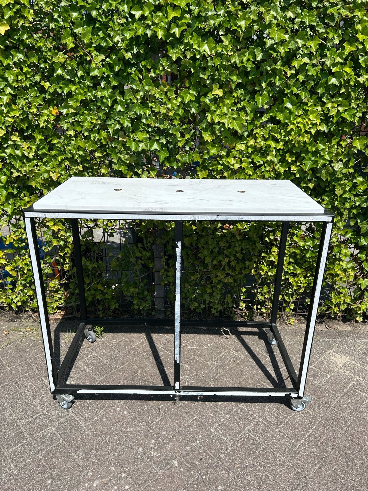 Metalen frame op wielen met blad voor buitenkeuken/BBQ, Ophalen, Gebruikt, Vrijstaand