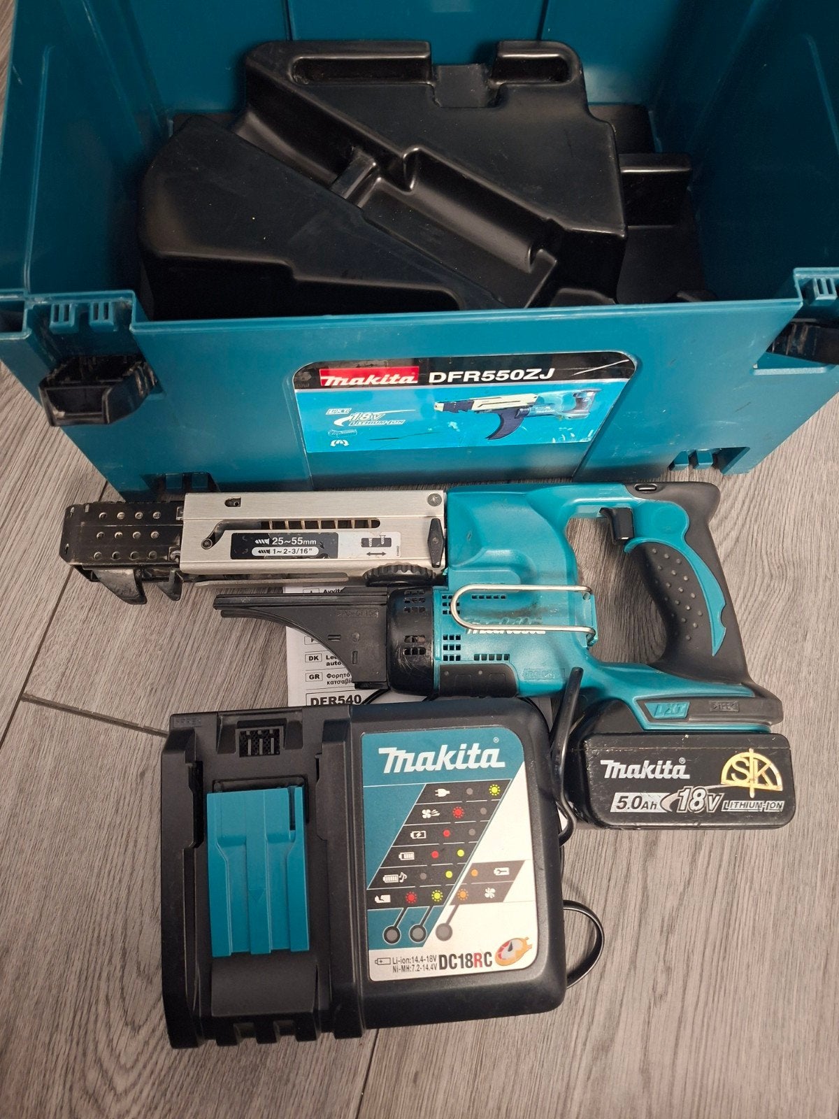 Makita DFR550ZJ Schroefmachine met 5Ah accu en lader, Ophalen of Verzenden, Zo goed als nieuw, Boor- en Schroefmachine