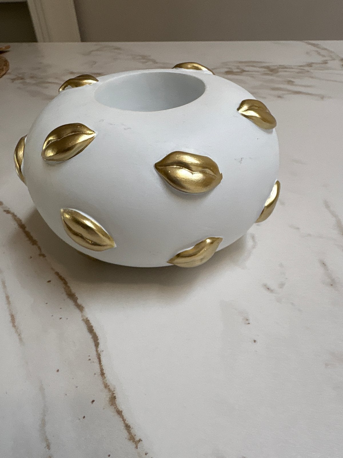 Merk Gifts Amsterdam Witte waxinehouder met Gouden Lippen, Huis en Inrichting, Woonaccessoires | Overige, Ophalen of Verzenden