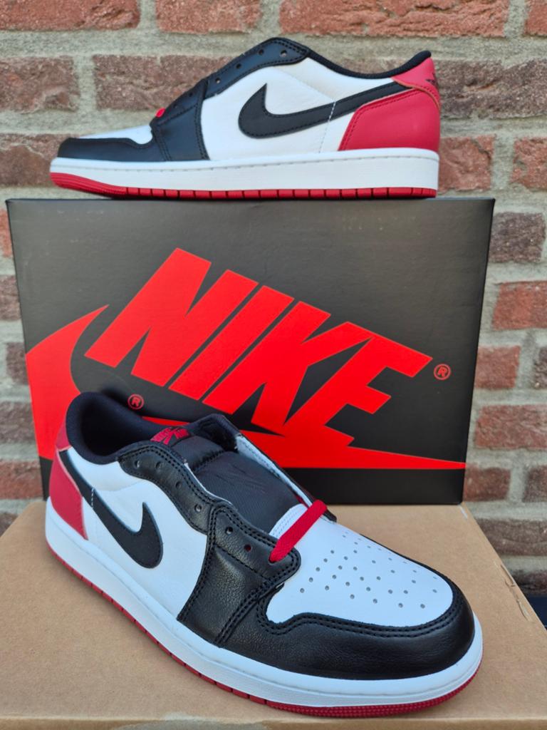 AIR JORDAN 1 LOW "BLACK TOE" (2023) - maat 44½ - nieuw!, Kleding | Heren, Schoenen, Wit, Nieuw, Ophalen of Verzenden, Sneakers of Gympen
