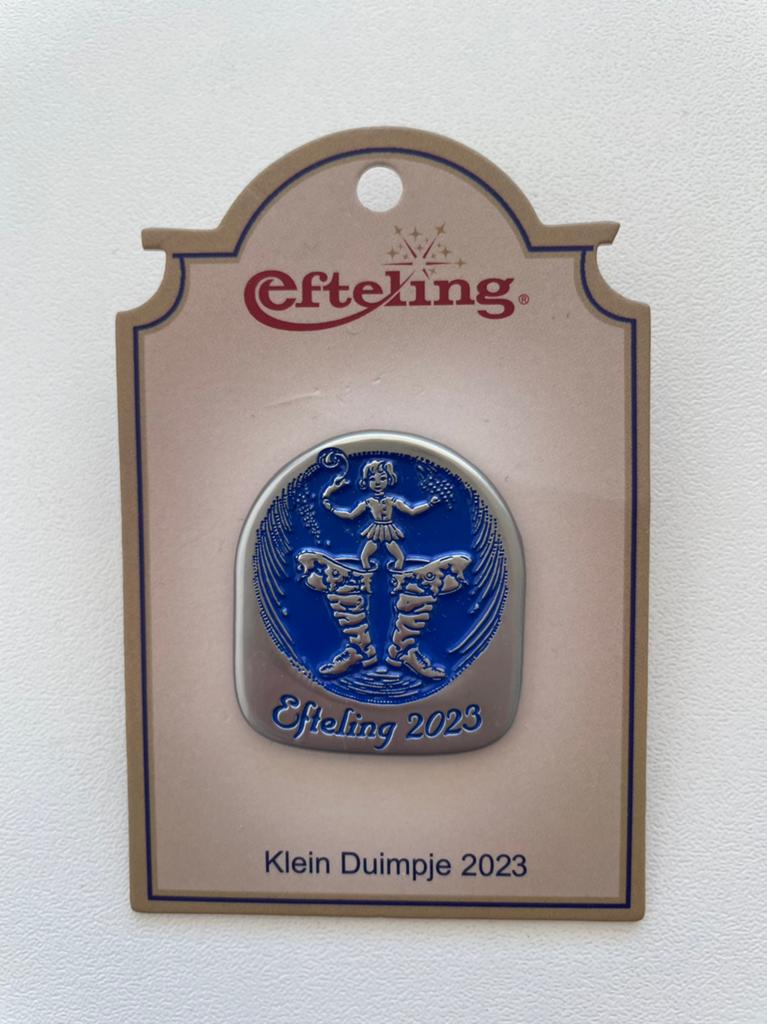 Efteling pin Klein Duimpje 2023 op kaartje EPP 448, Verzamelen, Efteling, Ophalen of Verzenden, Nieuw, Button of Speldje