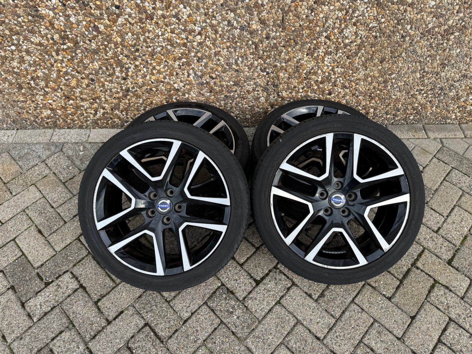 Volvo banden + velgen | R-line! | goede staat, 18 inch, Gebruikt, Ophalen of Verzenden, 235 mm
