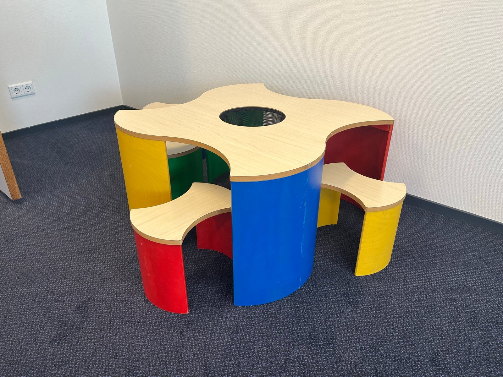 Kleurrijke (Lego) kindertafel met 4 krukjes, Ophalen, Gebruikt, Tafel(s) en Stoel(en)