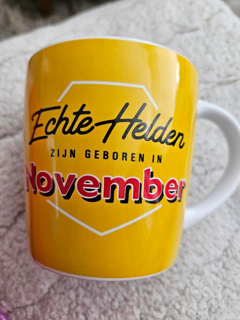 Mok "Echte Helden zijn geboren in November", Overige typen, Geel, Ophalen of Verzenden, Zo goed als nieuw