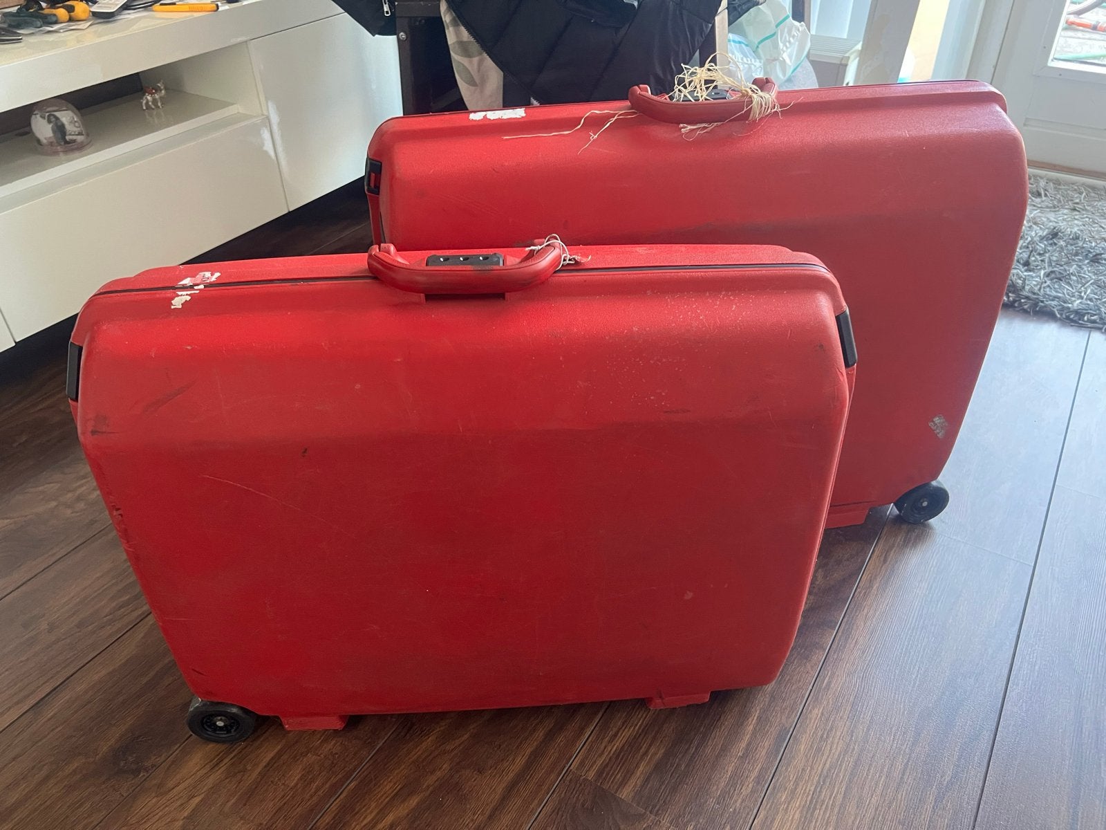 Set van 2 rode koffers met wieltjes en slot, Sieraden, Tassen en Uiterlijk, Koffers, 60 tot 70 cm, Gebruikt, Hard kunststof, 45 tot 55 cm