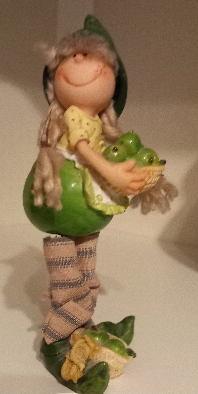 mini beeldje van fruitmeisje., Verzamelen, Beelden en Beeldjes, Ophalen of Verzenden, Zo goed als nieuw, Mens