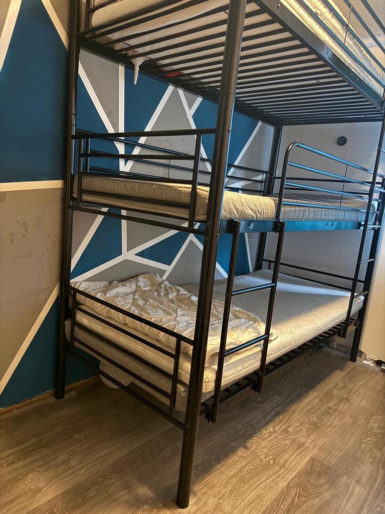 Stevig zwart metalen stapelbed - 3 persoons, Huis en Inrichting, Slaapkamer | Stapelbedden en Hoogslapers, Gebruikt, 90 cm, Tweepersoons