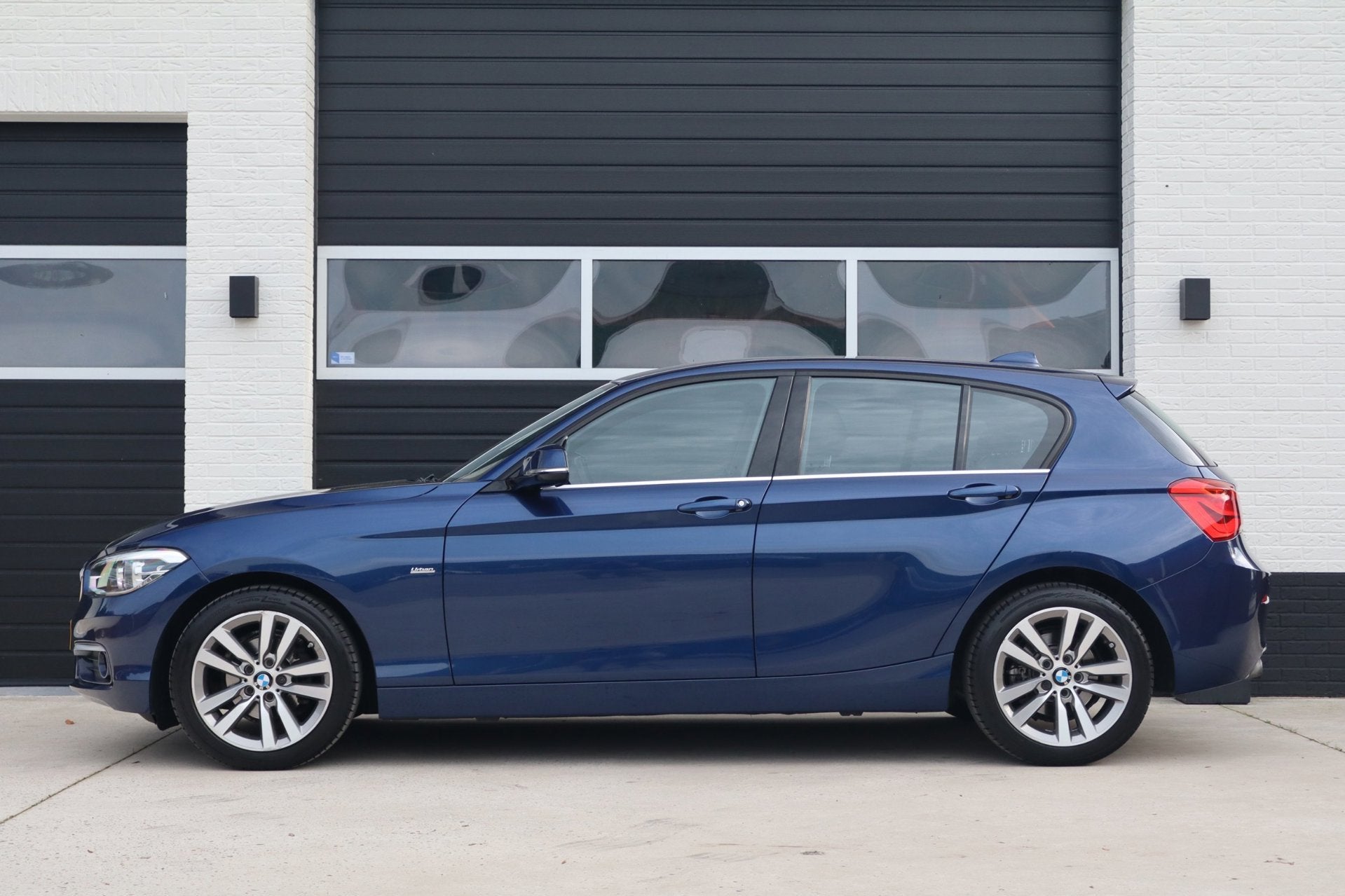 BMW 1-serie 118i 136pk High Executive Urban line - Leder - L, Gebruikt, Blauw, Parkeerassistent, Bedrijf