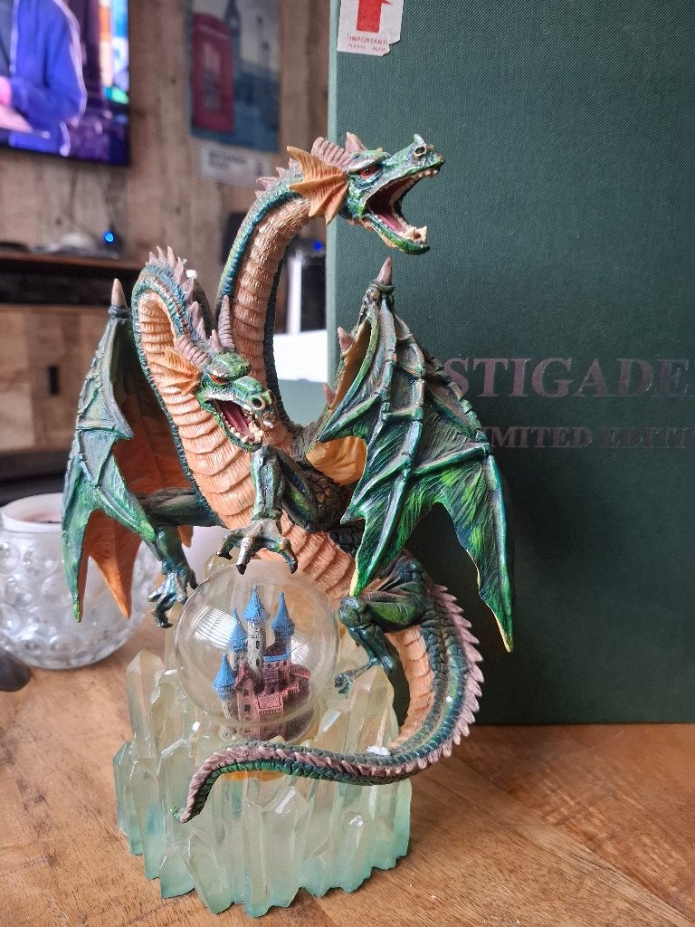 Dragon figure, Ophalen, Zo goed als nieuw