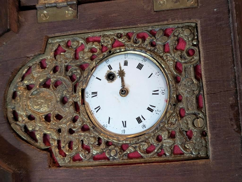 Klein staand klokje uurwerk zit los.  48 h. €180, Antiek en Kunst, Ophalen