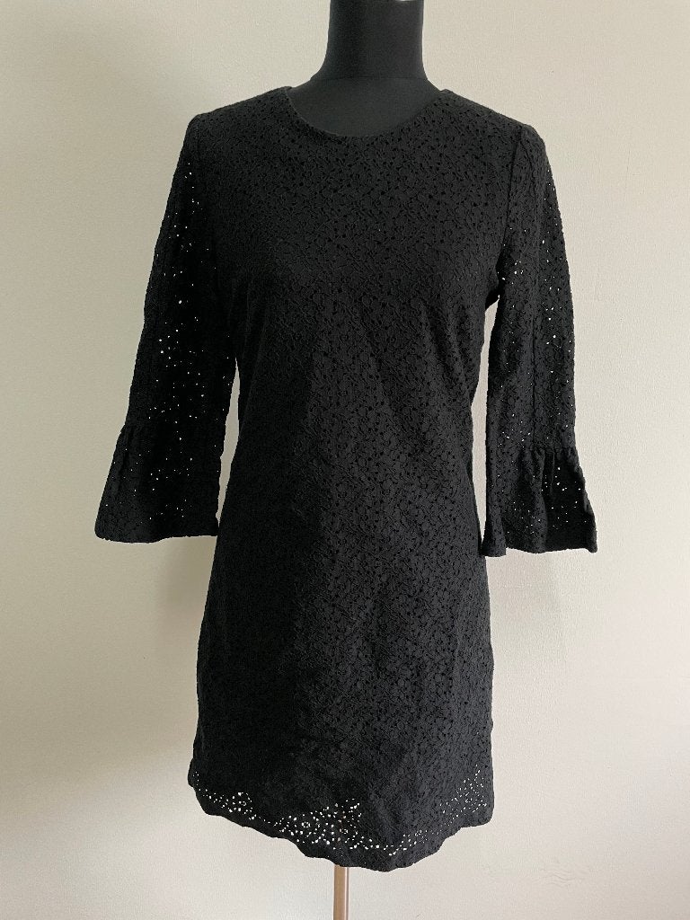 J220 - Zwarte LaDress by Simone jurk maat S (1), Ophalen of Verzenden, Zo goed als nieuw, Zwart, Knielengte
