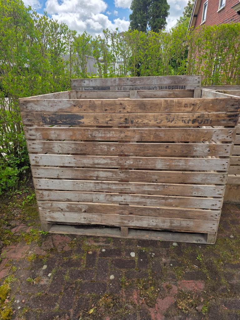 Houten kratten, Ophalen