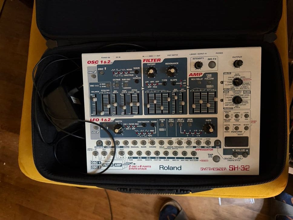 Roland SH-32 Synthesizer, Muziek en Instrumenten, Roland, Zo goed als nieuw, Met koffer of flightcase, Overige aantallen