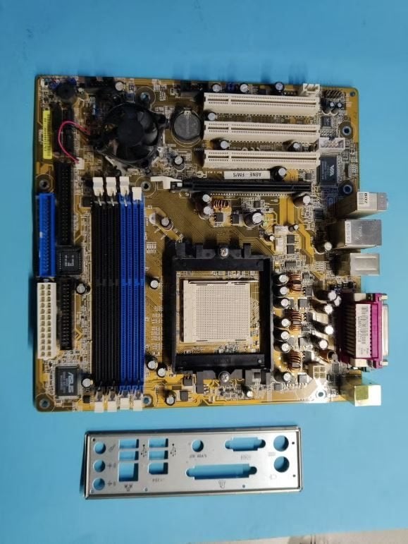 ASUS A8NE-FM/S Moederbord met AMD Athlon Chipset, Computers en Software, Gebruikt, DDR3, Ophalen of Verzenden, ATX