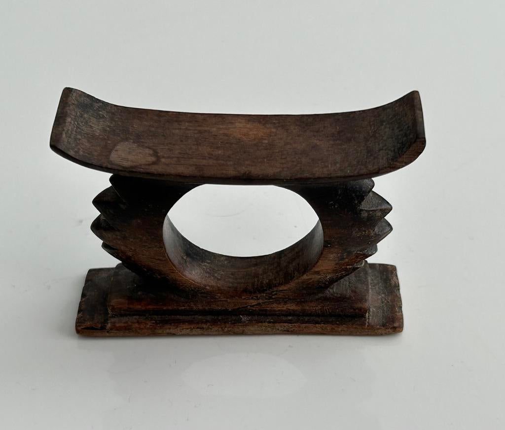 Kleine handgesneden Afrikaanse Ashanti krukje, Ophalen of Verzenden, Hout, Houtsnijwerk