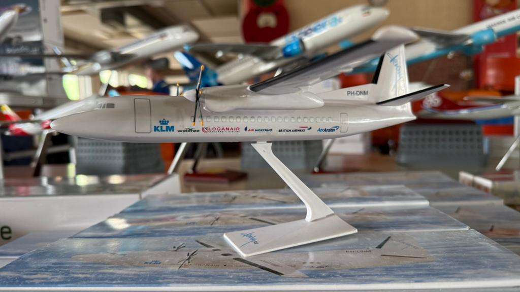 Fokker 50 Denim Air schaal 1/100 nieuw in doos, Ophalen of Verzenden, Nieuw, 1:72 tot 1:144, Vliegtuig