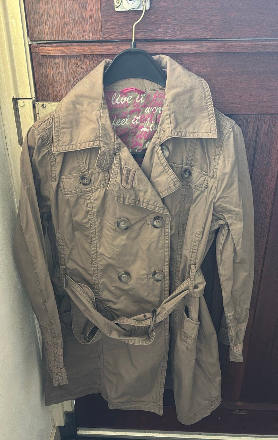Taupekleur regenjas trenchcoat ceintuur dubb knopenrij mt 42, Ophalen of Verzenden, Zo goed als nieuw, Maat 42/44 (L), Beige
