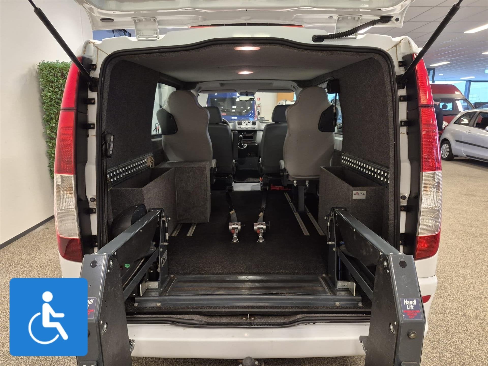 Mercedes-Benz Vito L2H1 Rolstoelbus, 12 maanden, Achterwielaandrijving, Gebruikt, 4 cilinders