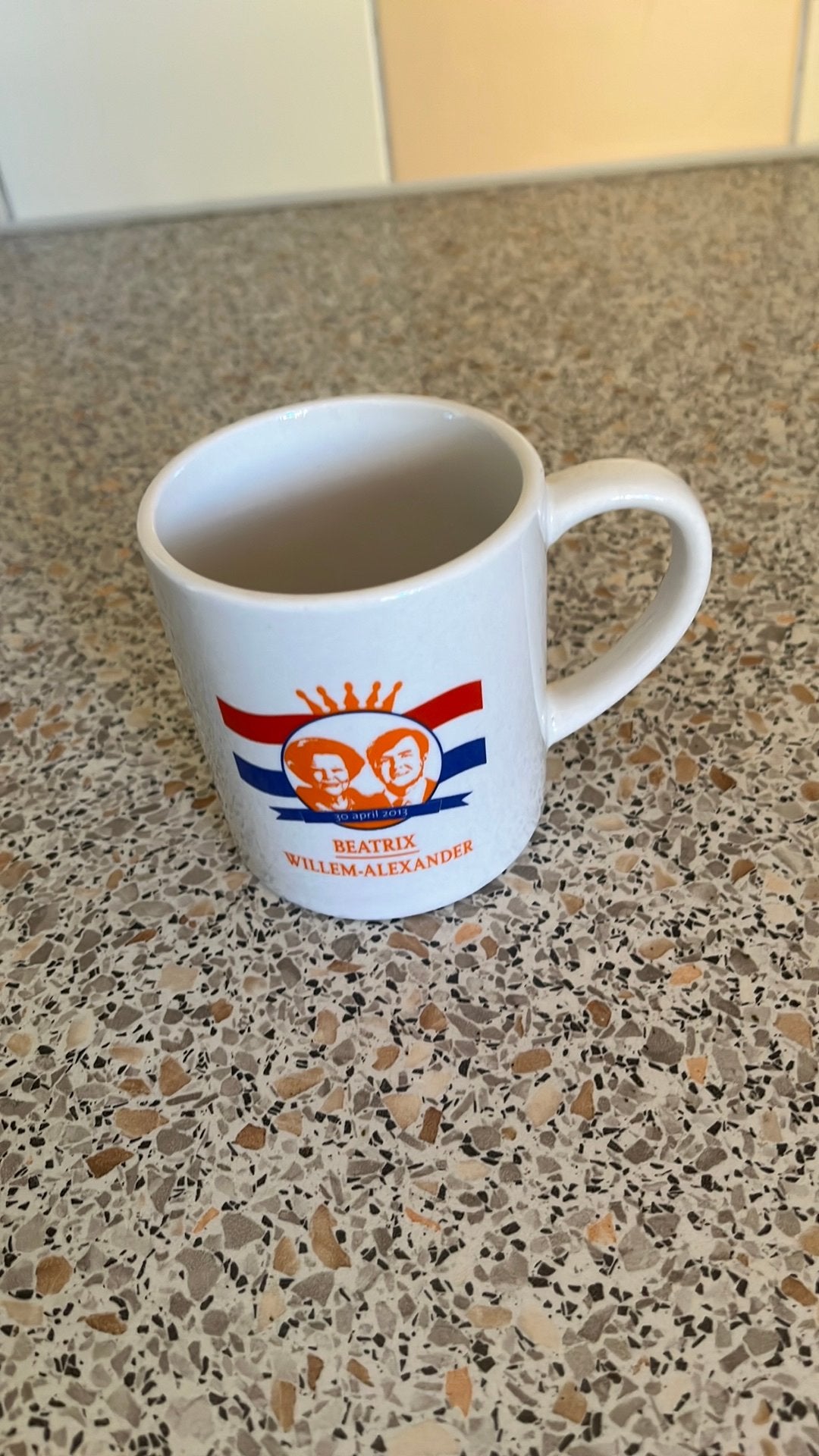 Mok, troonswisseling-herdenkingsmok, Keramiek, Ophalen of Verzenden, Zo goed als nieuw, Overige stijlen