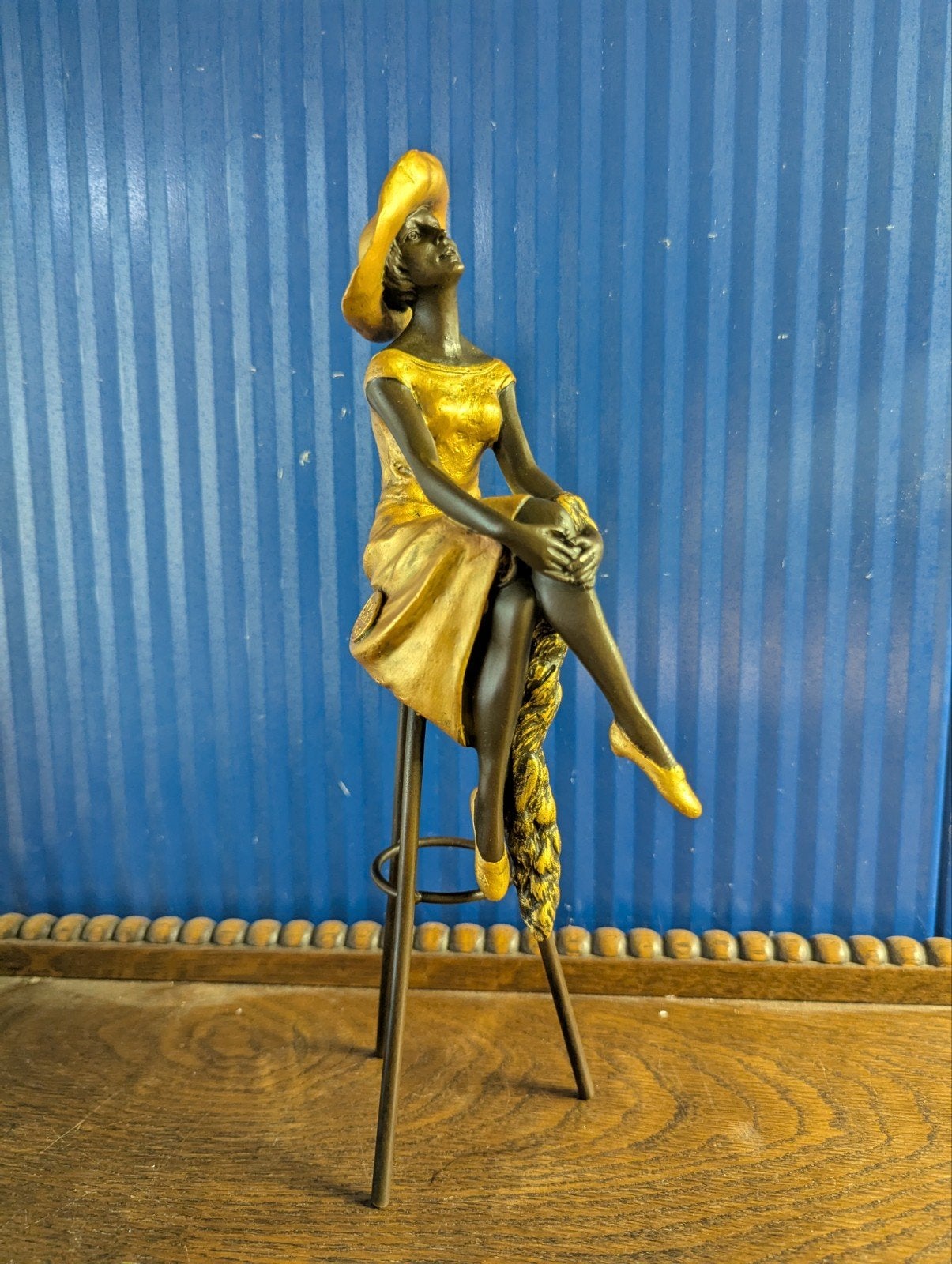 Art Deco Stijl Beeldje Dame op Kruk - Goud/Zwart, Art deco, Ophalen of Verzenden, Beeld, Meerkleurig